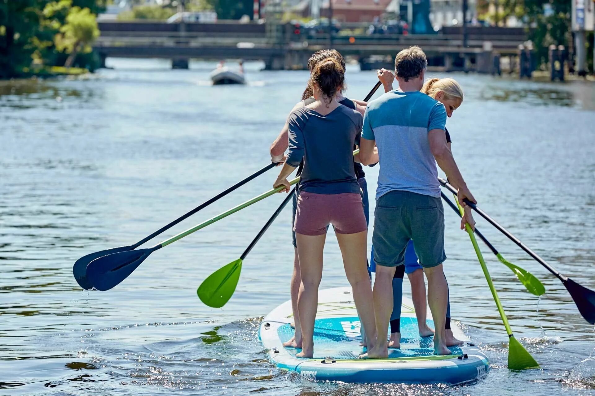 Как правильно на сапборде. Sup сап борд. Прогулка на сапах. Серфинг доска с веслом. Sup сап.