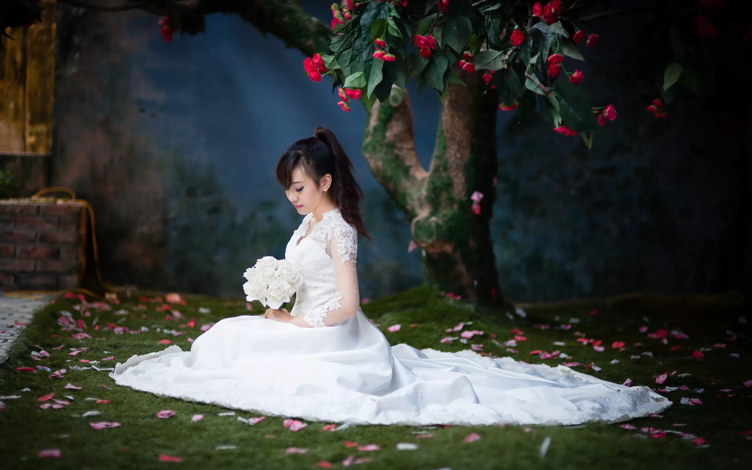 Невесты в свадебных платьях. Миловидность обманчива и красота. Девушка с цветком. Дерево невеста. Красота обманчива
