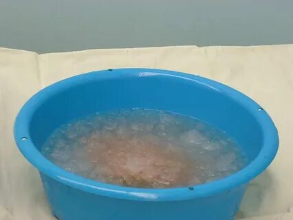Ведро дало течь и вода стала