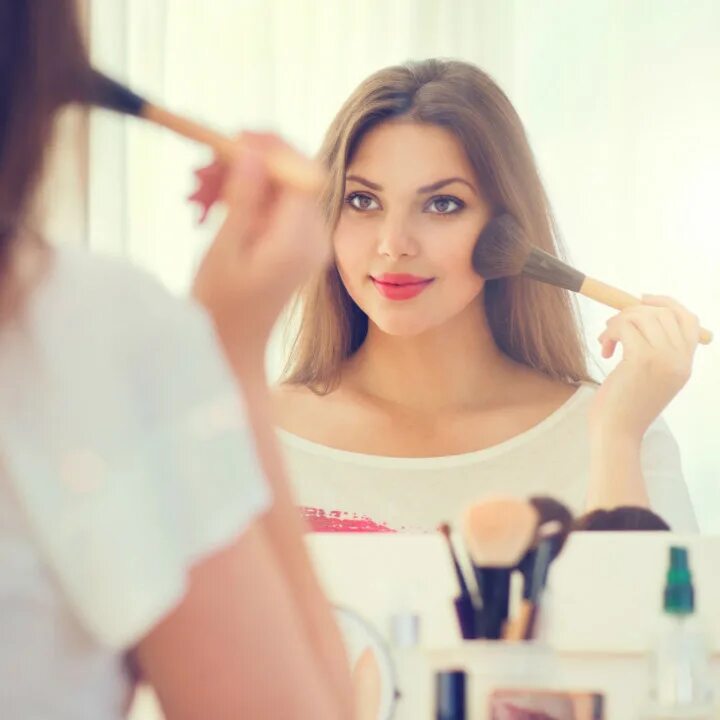 Зеркало косметика женщины. Beautiful girl in the Mirror. Make up girl. Woman in make up Room.