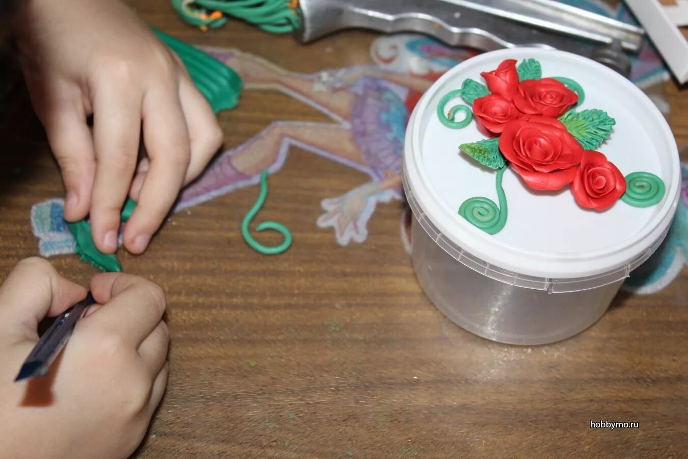 Шкатулки из пластилина для детей. Лепка в спичечном коробке. Сделать коробку из пластилина. Малахитовая шкатулка технология 4. Малахитовая шкатулка из пластилина 4 класс технология.