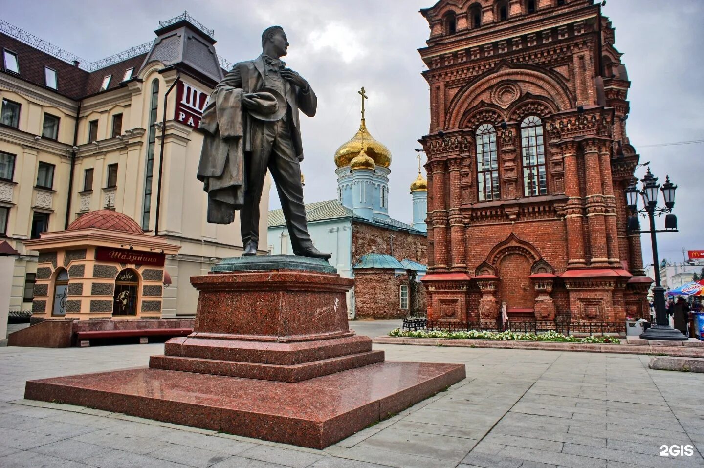 Улица Баумана Казань памятник Шаляпину. Шаляпин памятник в Казани. Памятник Фёдору Шаляпину в Казани. Места исторической памяти