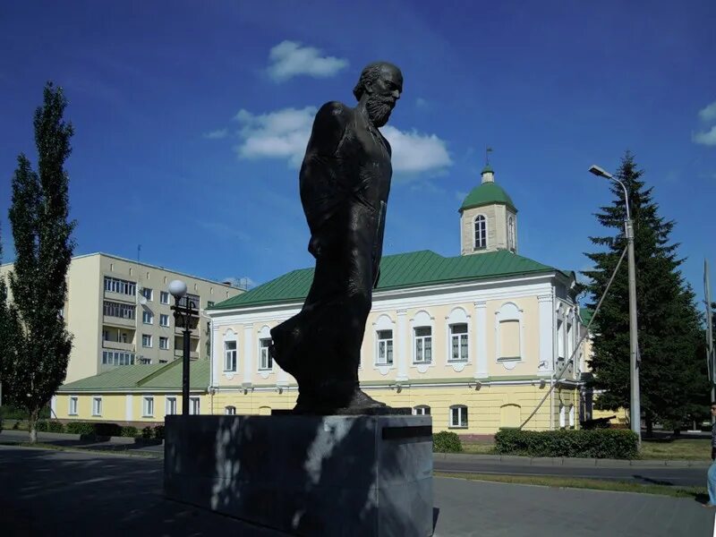 Достоевский омск. Памятник Достоевскому в Омске. Памятник Федору Михайловичу Достоевскому в Омске. Памятник Достоевскому Омск на Ленина. Памятник Достоевскому 2001.