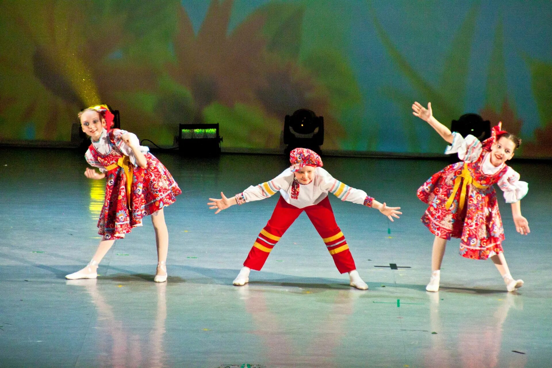 Хореографический ансамбль карамелька. Современные танцы. Ансамбль улыбка поспелиха. 12 лет киски детский танец девушка. Современные танцы псков для детей.