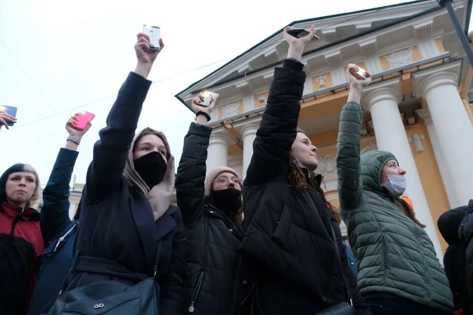 Питер 21 апреля митинг. Задержания протестующих в Санкт-Петербурге 21 сентября. Протесты 2021 21 января Санкт-Петербург Гостиный двор. Митинг в СПБ 24 апреля 2021.
