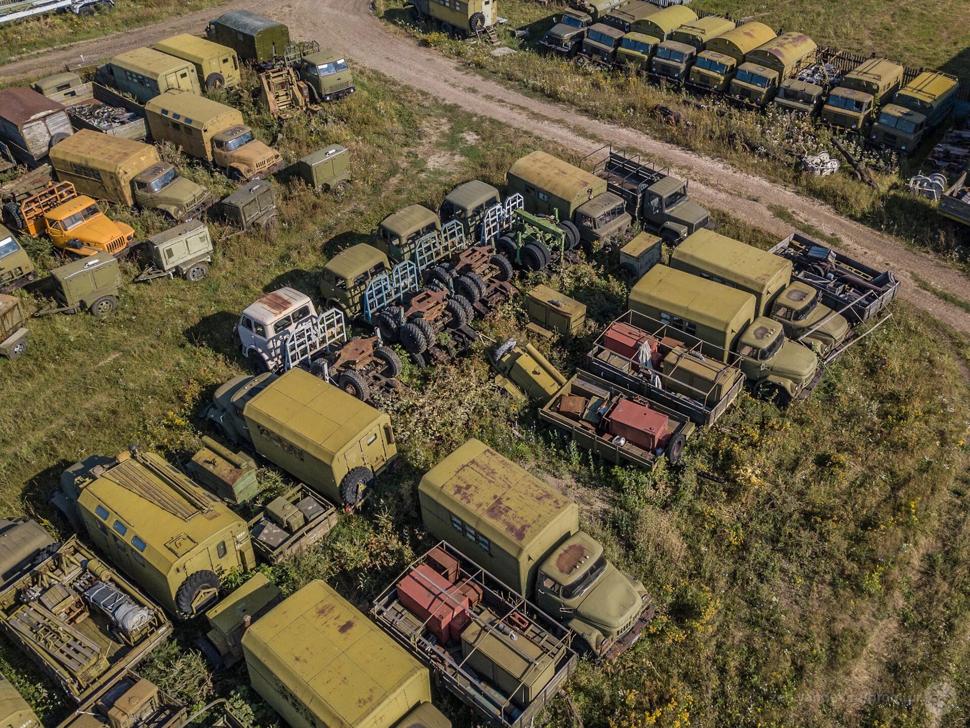 Заброшенные склады военной техники. Склад списанной техники. Склад списанной техники. Склад списанной техники. Склад военной техники.