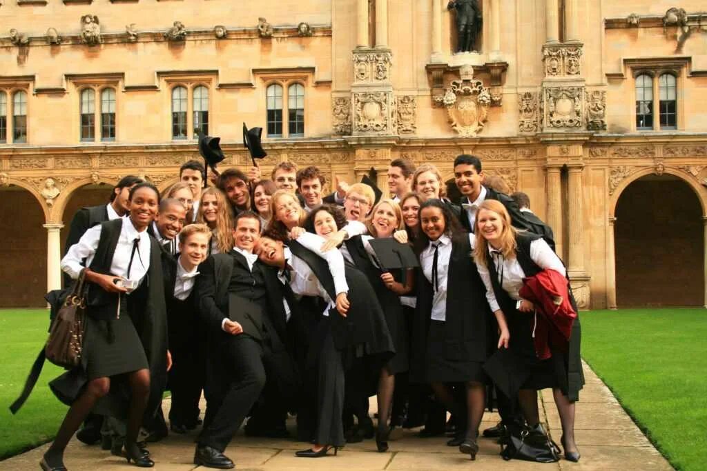 Students cambridge cambridge university. Кембриджский университет. Университеты Оксфорда и Кембриджа в Англии. Оксфорд и Кембридж Старейшие университеты Британии. Оксфорд университет внутри.