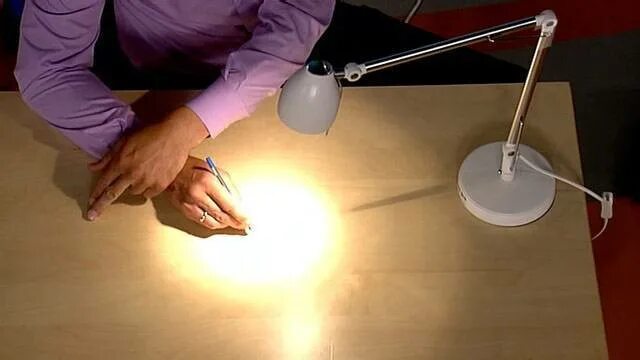 Лампочка светится. Лампа светит в темноте. Светящаяся лампочка. Настольная лампа для чтения. Настольная лампа над монитором.