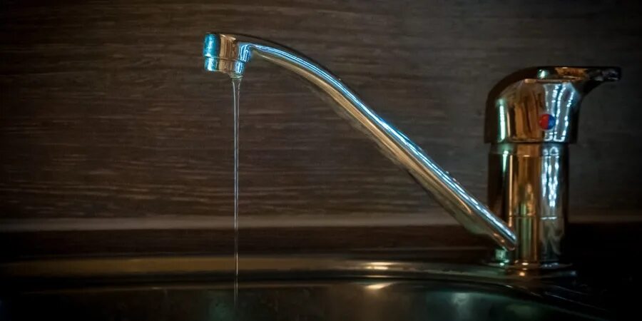 Струя из. Вода левый берег отключили. Горячая вода картинка. Вода левый берег отключили. Вода левый берег отключили.