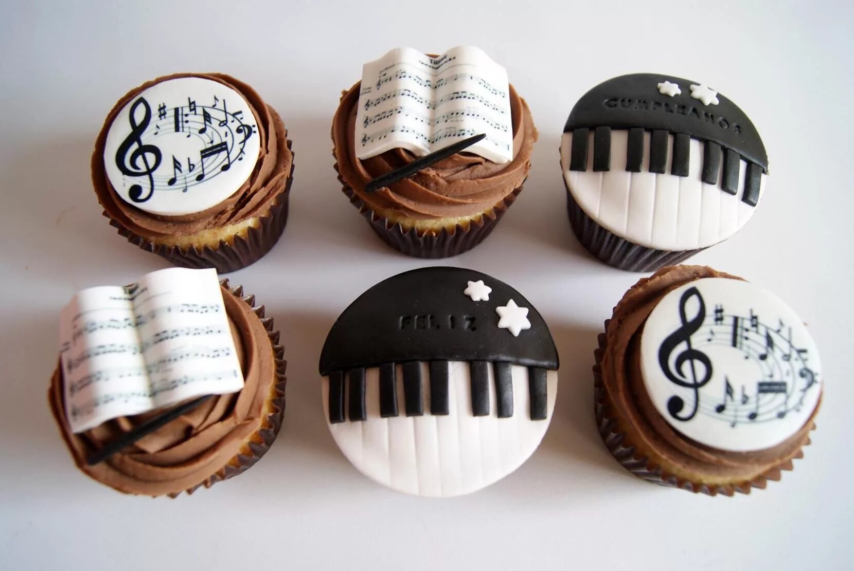 Кекс в школе. Пирожное для музыканта. Капкейки музыкальные. Капкейки с музыкальной тематикой. Пирожные в форме музыкальных.