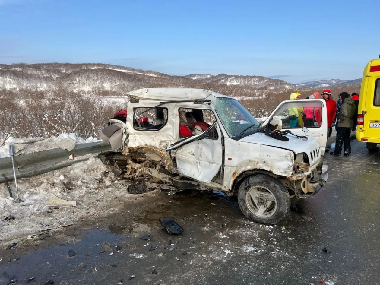 Происшествия южно сахалинск. Машина на дороге. Авария на Сахалине в Холмске вчера. Дорога Холмск.