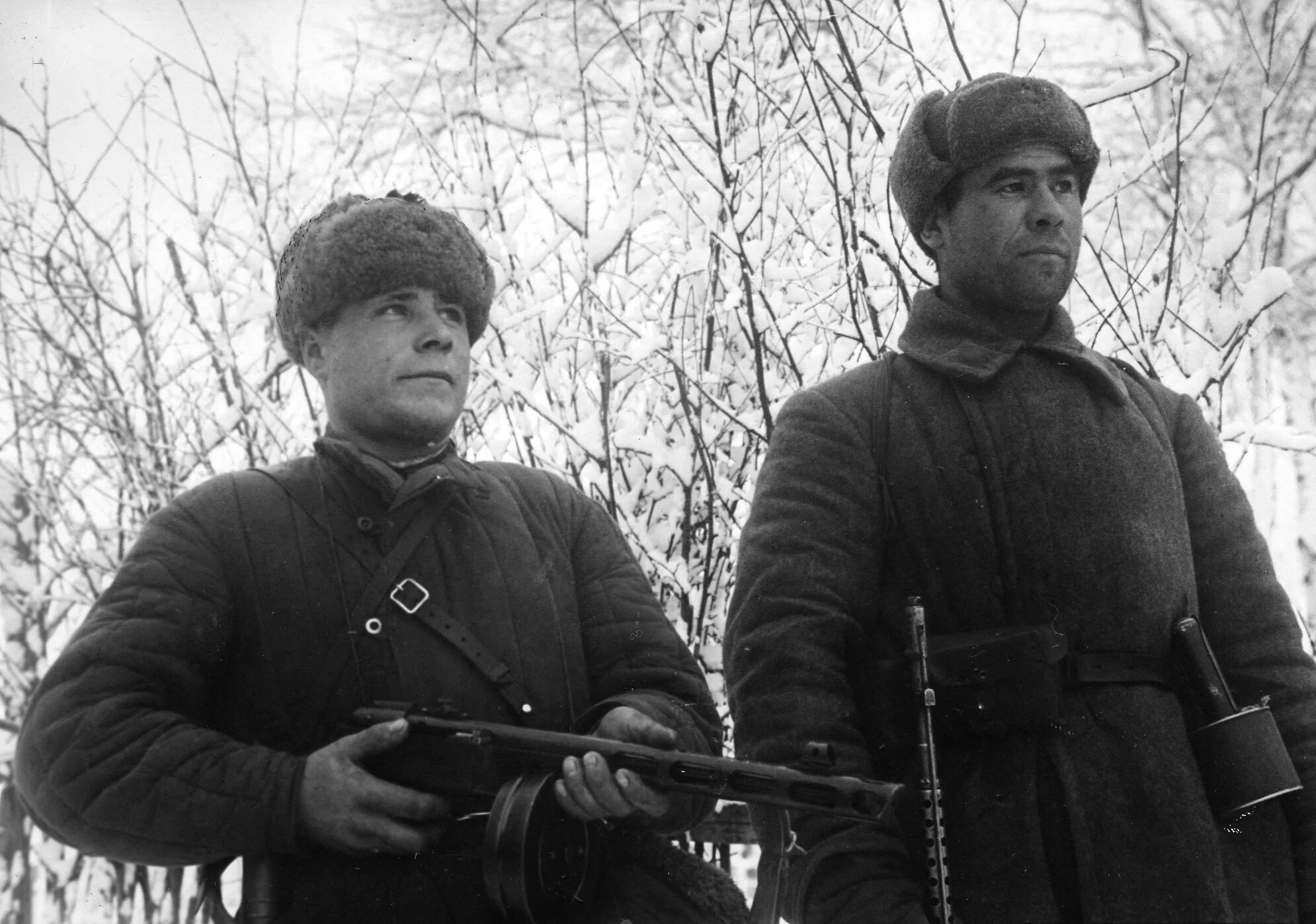 Солдат в шинели РККА 1942. Солдат РККА 1943 зима. Советский солдат зима 1941. Солдаты РККА зима 1942. Песни о партизанах великой отечественной войны