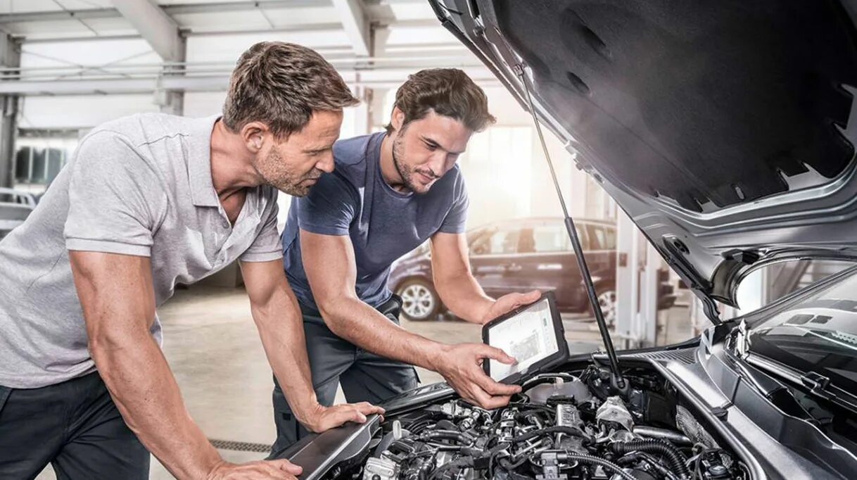 техническая диагностика автомобиля. текущий ремонт автомобиля. проблемы автосервиса. автомобиль в сервисе. машина на подъемнике в автосервисе.