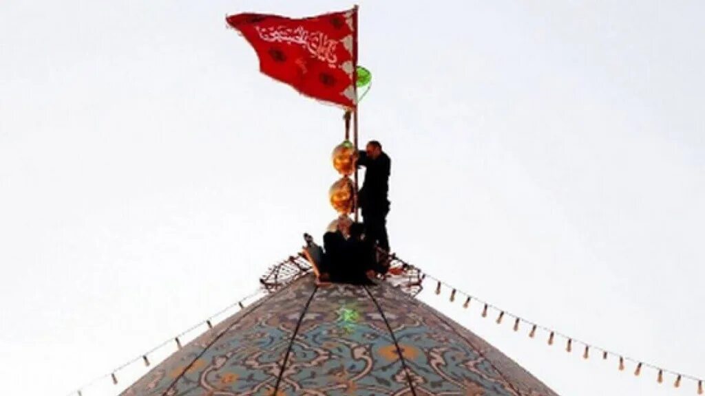 Иран красный флаг. Что значит красный флаг над мечетью. Иран красное знамя. Красный флаг мести. Что значит красный флаг над мечетью.