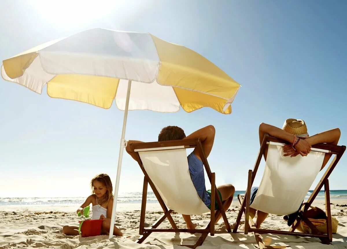 Человек в шезлонге на пляже. Отдых на пляже. Цитаты про отдых. Советы отдыхающим на море. Отдыхающие на пляже.