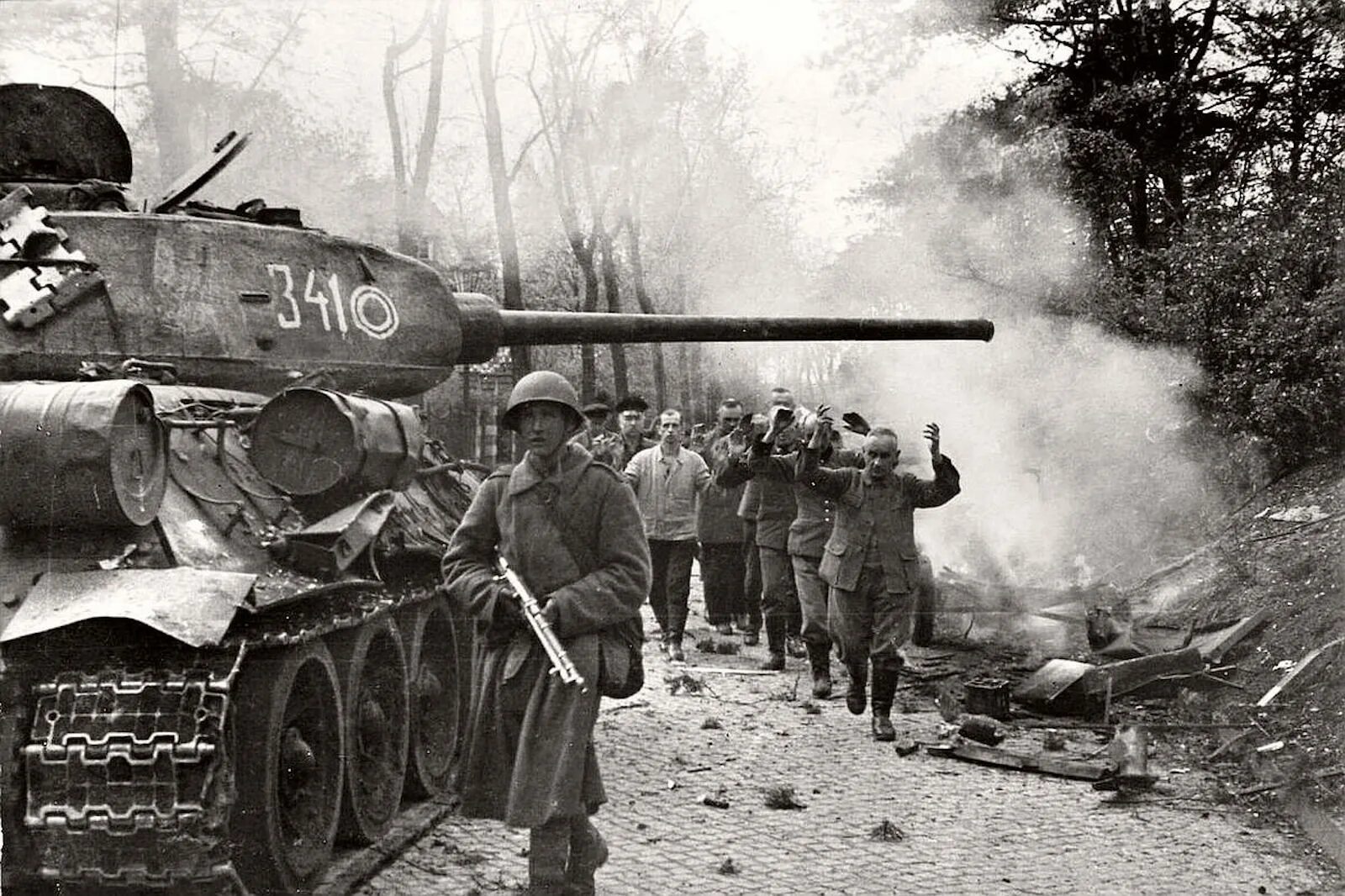 Последние дни великой отечественной войны. Оружие Победы т34 1945 года-. Танк т 34 в Берлине. Танк т-34 в бою.