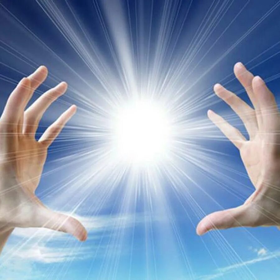 Полон жизненной энергии. Энергия человека. Солнце в руках. Энергия жизни. Энергия в руках.