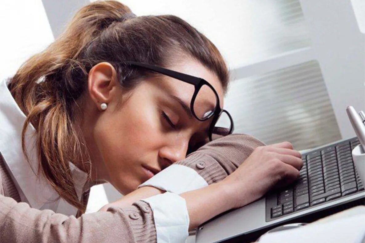 Усталость за компьютером. Усталость после компьютера. Сонливость. Остуствие работоспособности. Tired system