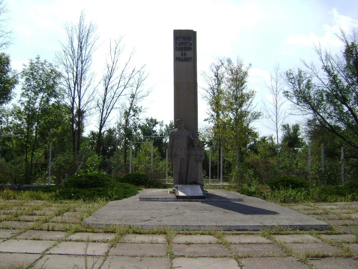 Село Калинино Красногвардейский район. Калинино Красногвардейский район Крым. Село Калинино Крым. Памятники в Калинино.