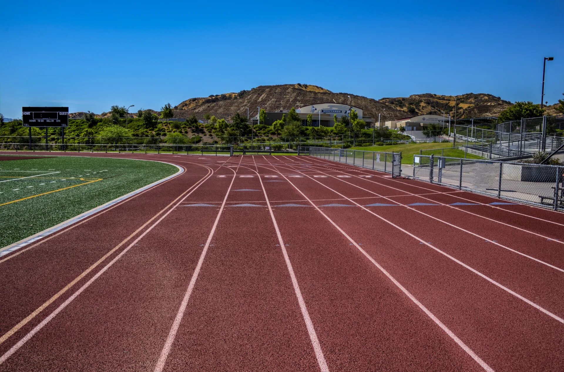 Включи трек пол. Беговая дорожка Jogging track. Dunbar track. Track and field. Diploma track field.