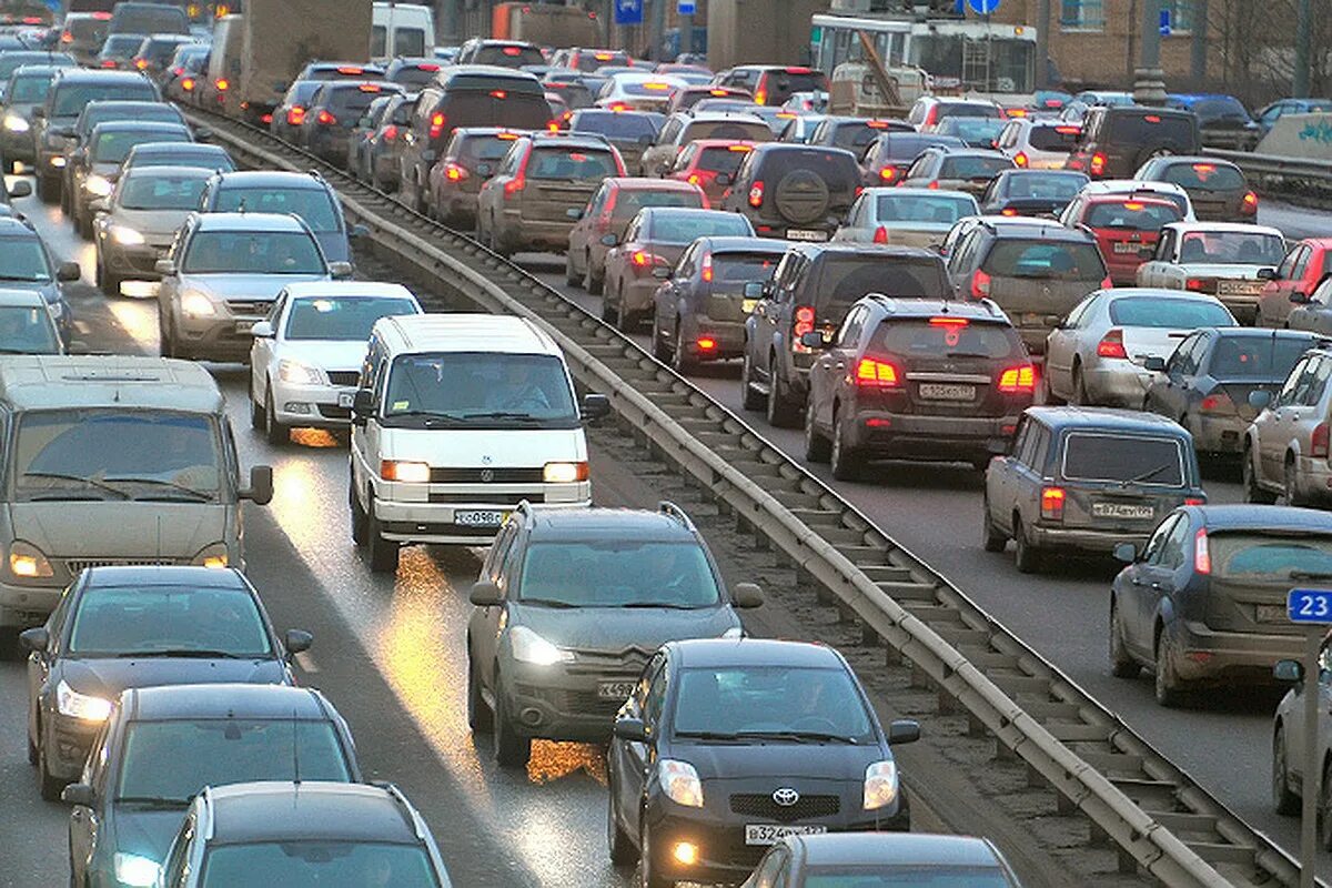 Больше дорог больше пробок. Автомобильный транспорт. Автомобили в пробке. Машины в городе. Московские пробки.