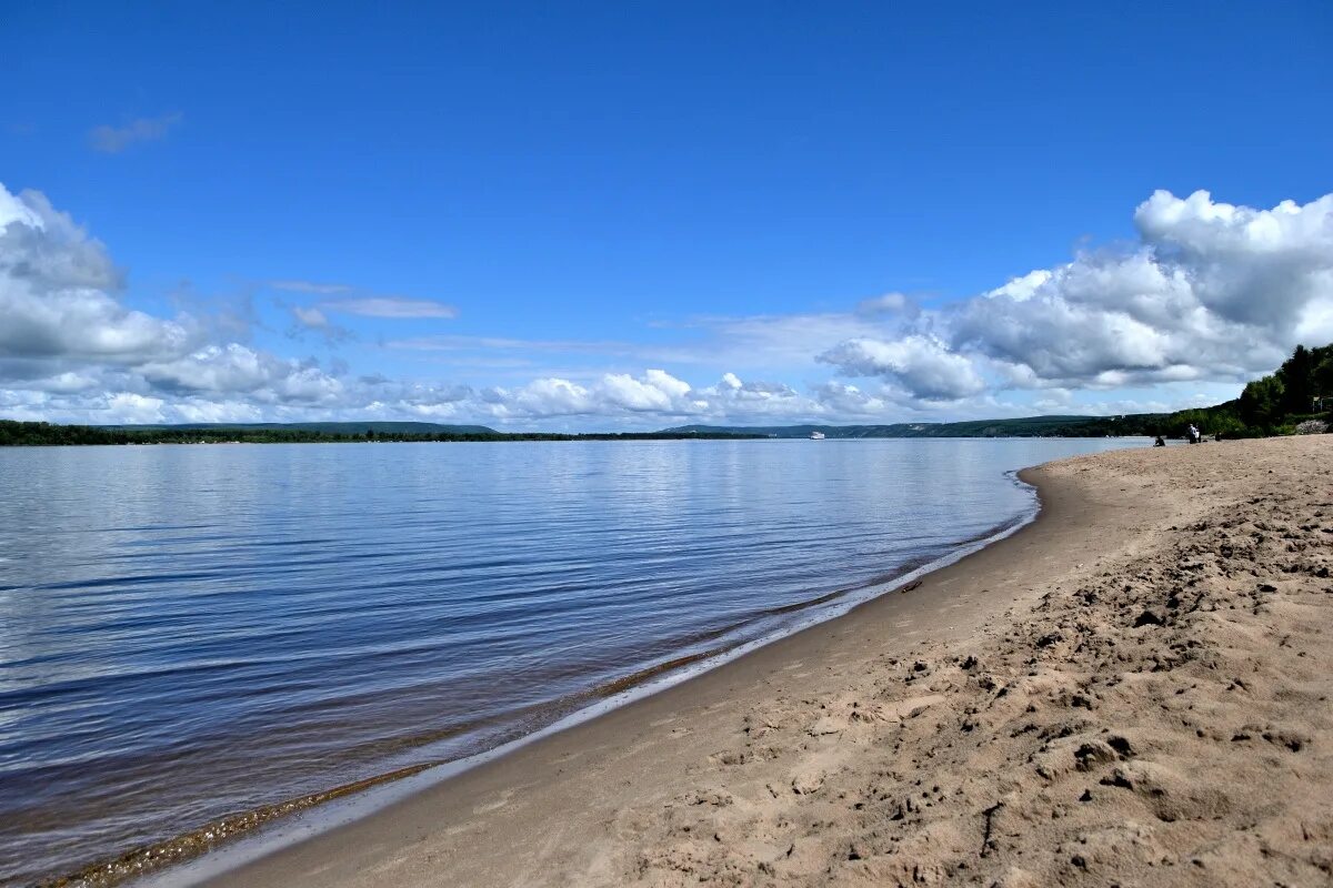 Кама тра. Песчаный берег Волги Балаково. Пляж в Балаково на Волге. Берег реки Волги Самара. Волга река Самара пляж.