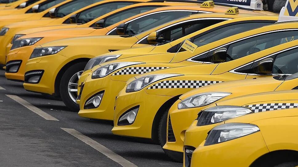 Таксопарк новые. Машина "такси". Автомобиль «такси». Много желтых машин. Таксопарк.