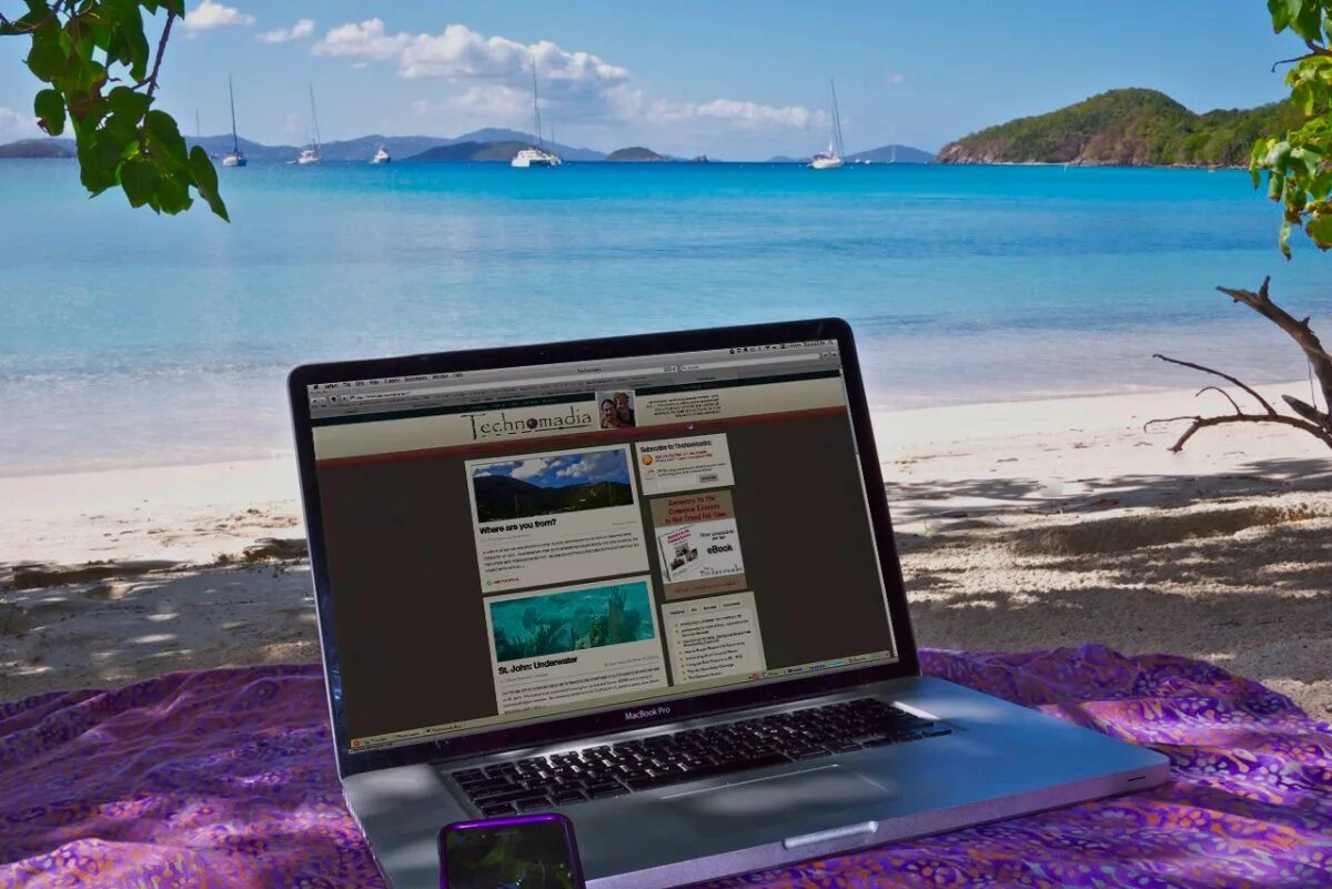 С ноутбуком на пляже. Макбук на пляже. Красивый ноутбук. С ноутбуком на море.
