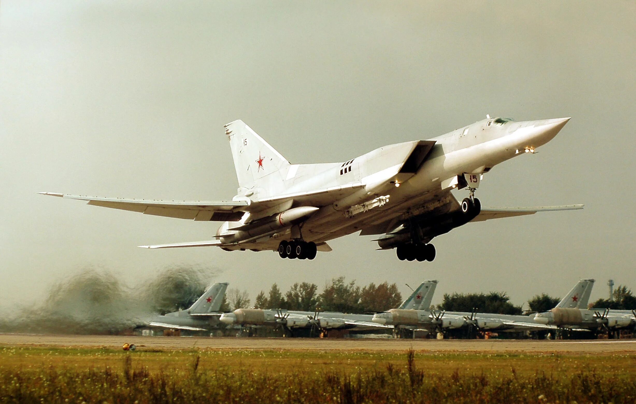 Ту-22м3. Бомбардировщик ту-22м3. Ту-22м3 сверхзвуковой самолёт. Ту-22м3 Дальний бомбардировщик. Ту 22м3 характеристики самолета вооружение