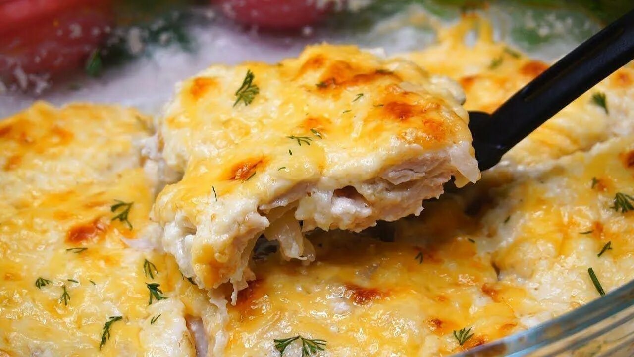 Курица с сыром в духовке. Курица с сыром в духовкк. Куцрица ссыров духовке. Куриная грудка в духовке с сыром