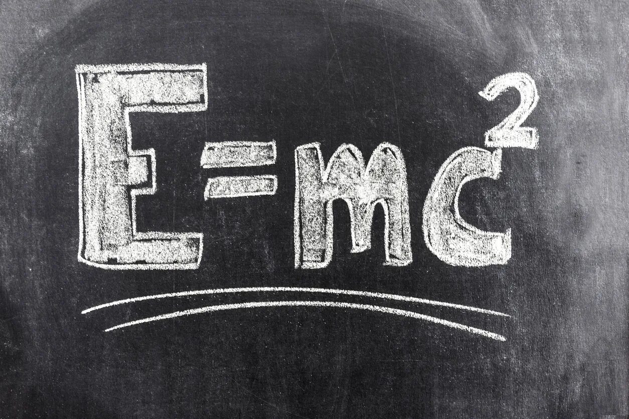 Е равно мс. Эйнштейна е мс2. Теория относительности Эйнштейна e mc2. Е мс2 формула Эйнштейна. E=mc².