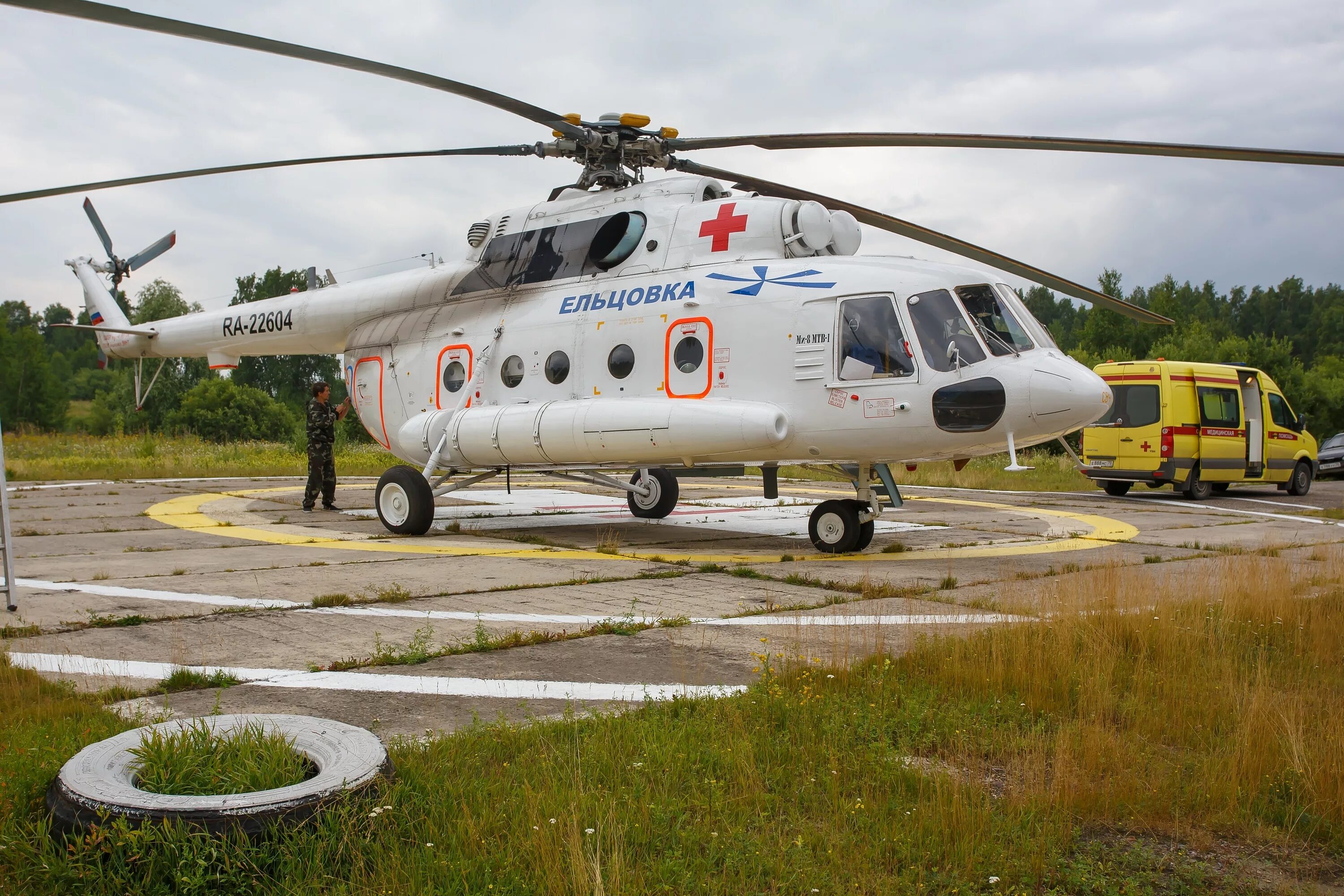 Ми 8 книга. Вертолет ми-8 санавиации. Ми-8 вертолёт Сан авеация. Вертолет санавиации Ансат. Санитарный вертолет ми-8.