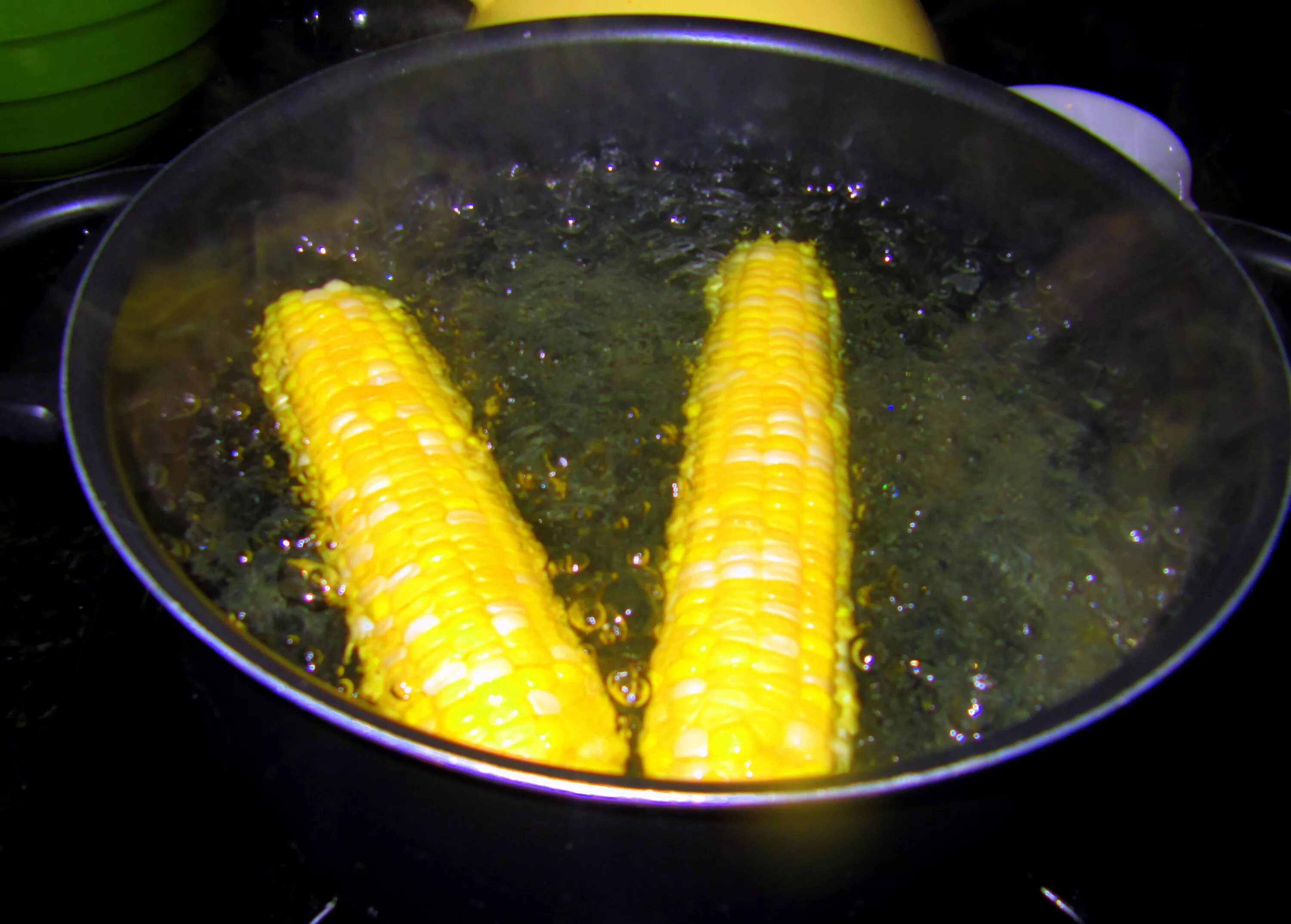 Сколько варить початок. Скольковариться кукуруза. Вареная кукуруза. Кукуруза в кастрюле. Вареная кукуруза в кастрюле.