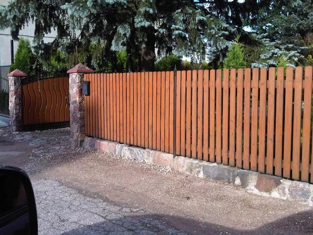 Можно ли ставить сплошной забор между соседями. Забор между участками. Забор в частном секторе. Забор между соседями. Сплошной забор между участками.
