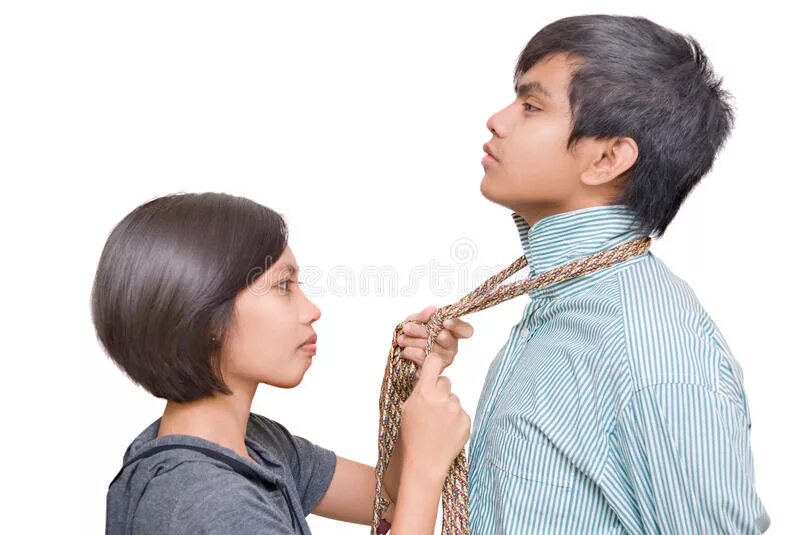 Девочка завязывает мальчика. Мальчик завязывает шнурки. Мальчик завязывания хвост. Девочки звезали мальчиков. Маленькую девочку связали.