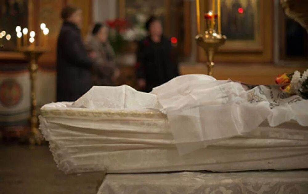 Что положить в гроб усопшему. Открытые гробы с покойниками. Отпевание владимира жириновского. Красивая брюнетка в гробу. Погребальный набор церковный.