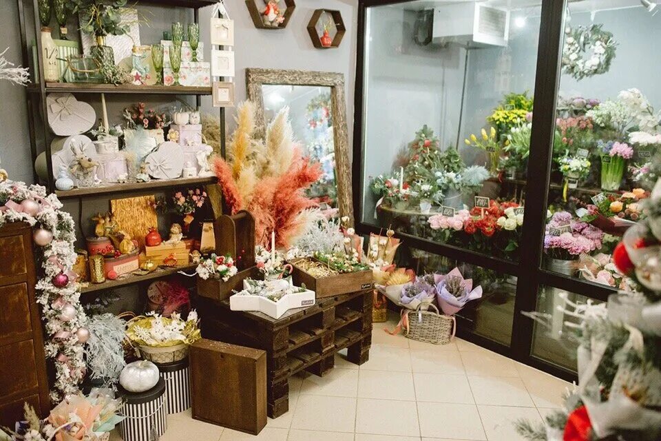 Цветочный магазин подари. Волкова 164 Йошкар-Ола салон цветов. Интерьер цветочного магазина. Ассортимент цветочного магазина. Сувениры в цветочном магазине.