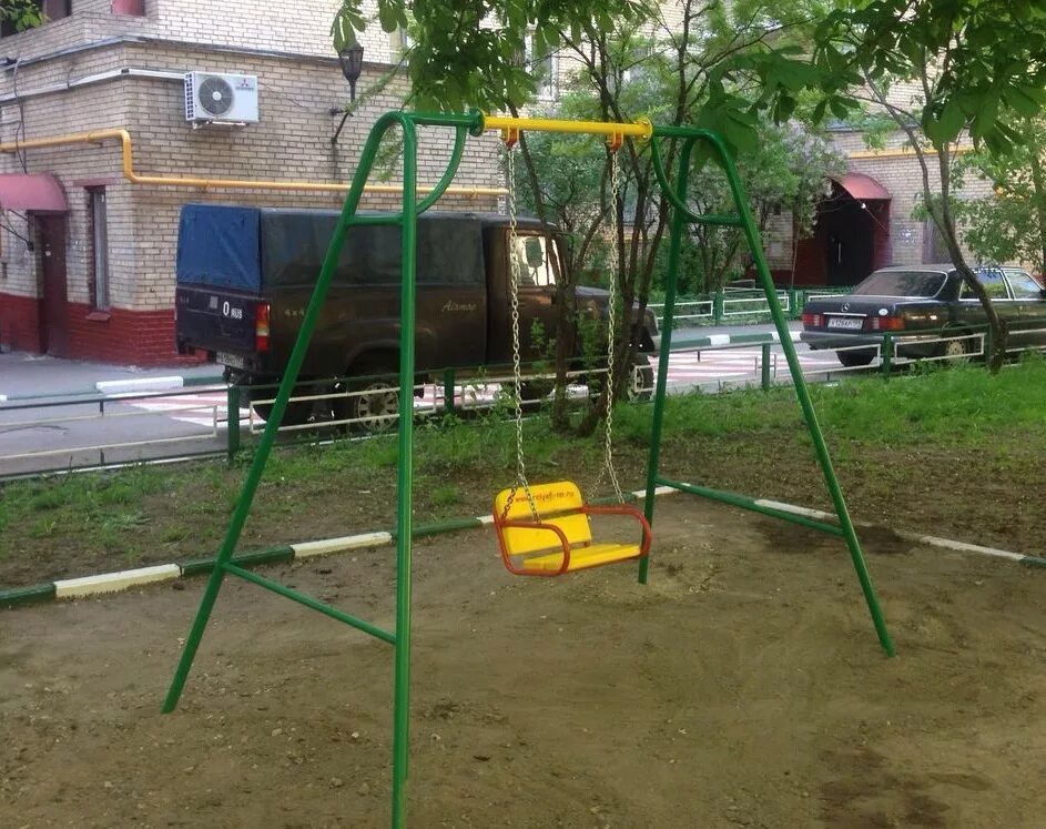 Качели на Федоскинской приведены в порядок