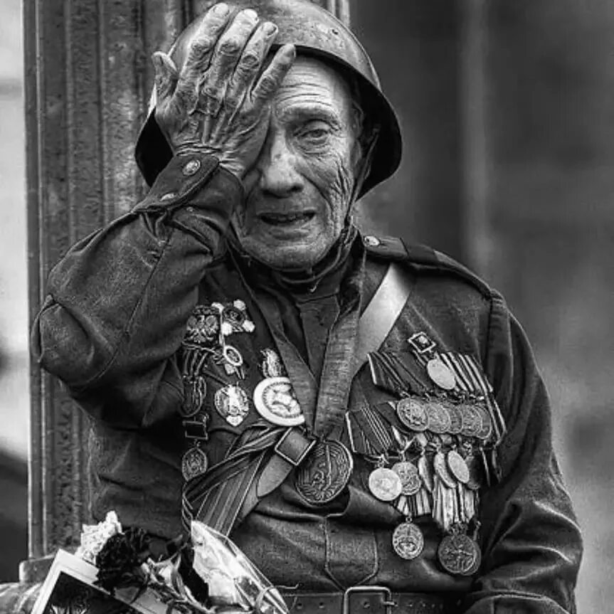 9 мая черный фото. Старый ветеран. Медаль солдату. Ветераны чб. Ветеран с орденами чб.