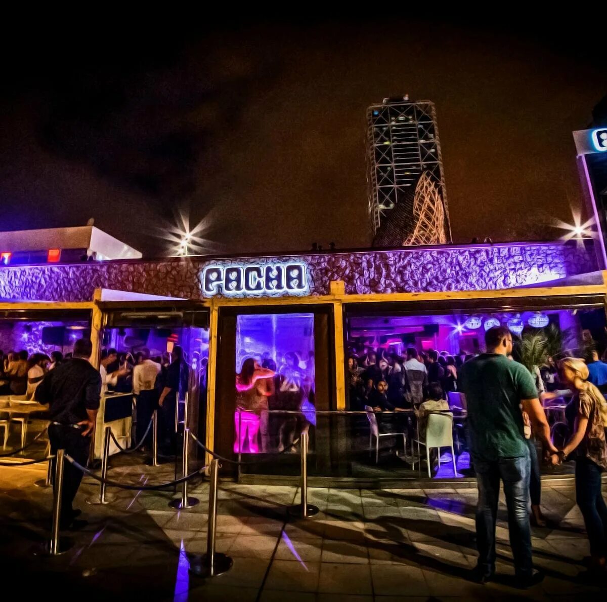 Ночные клубы возле. Pacha Barcelona. Барселона ночная жизнь. Pacha Club Barcelona. Ночной клуб.