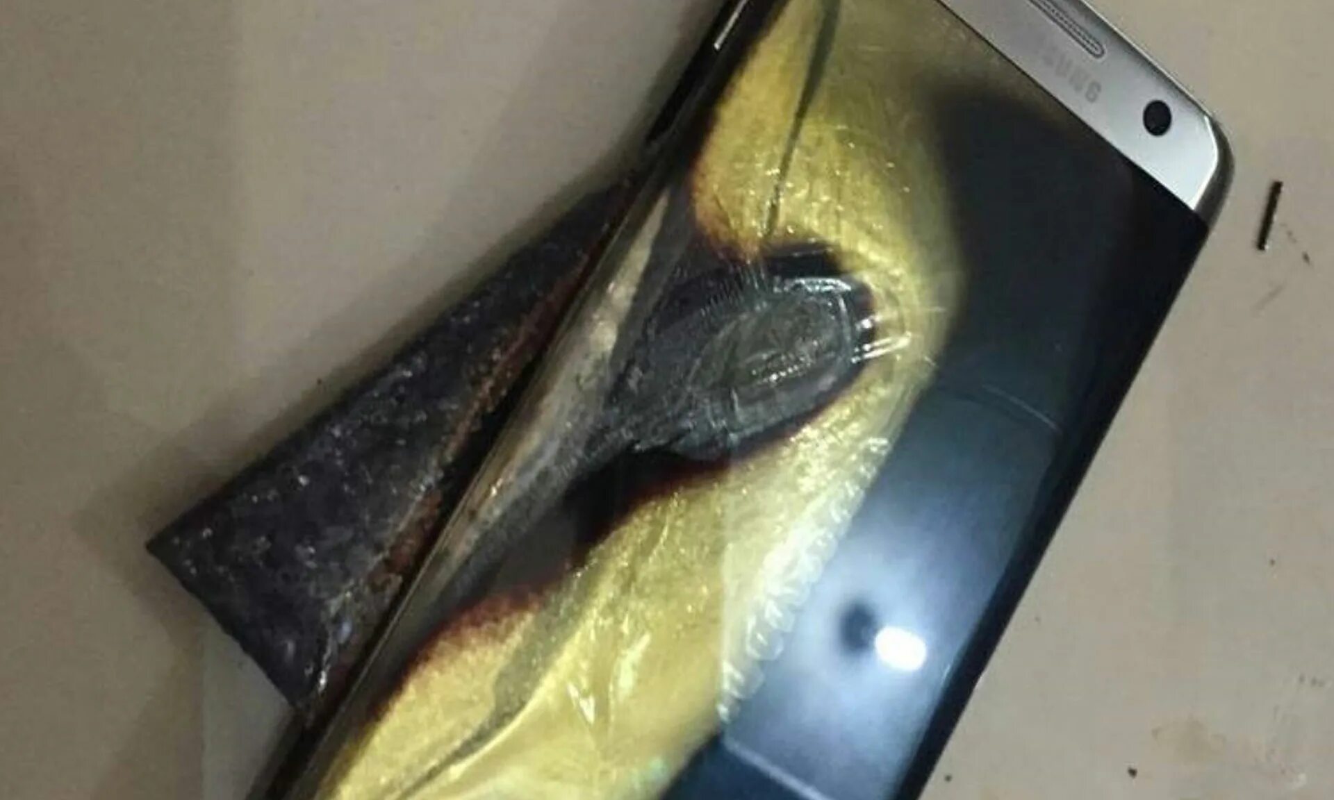 Samsung Galaxy Note 7 взрывается. Samsung Galaxy Note 7 аккумулятор. Samsung Note 7s Burning. Samsung Galaxy 7 взрываются. Samsung сгорел