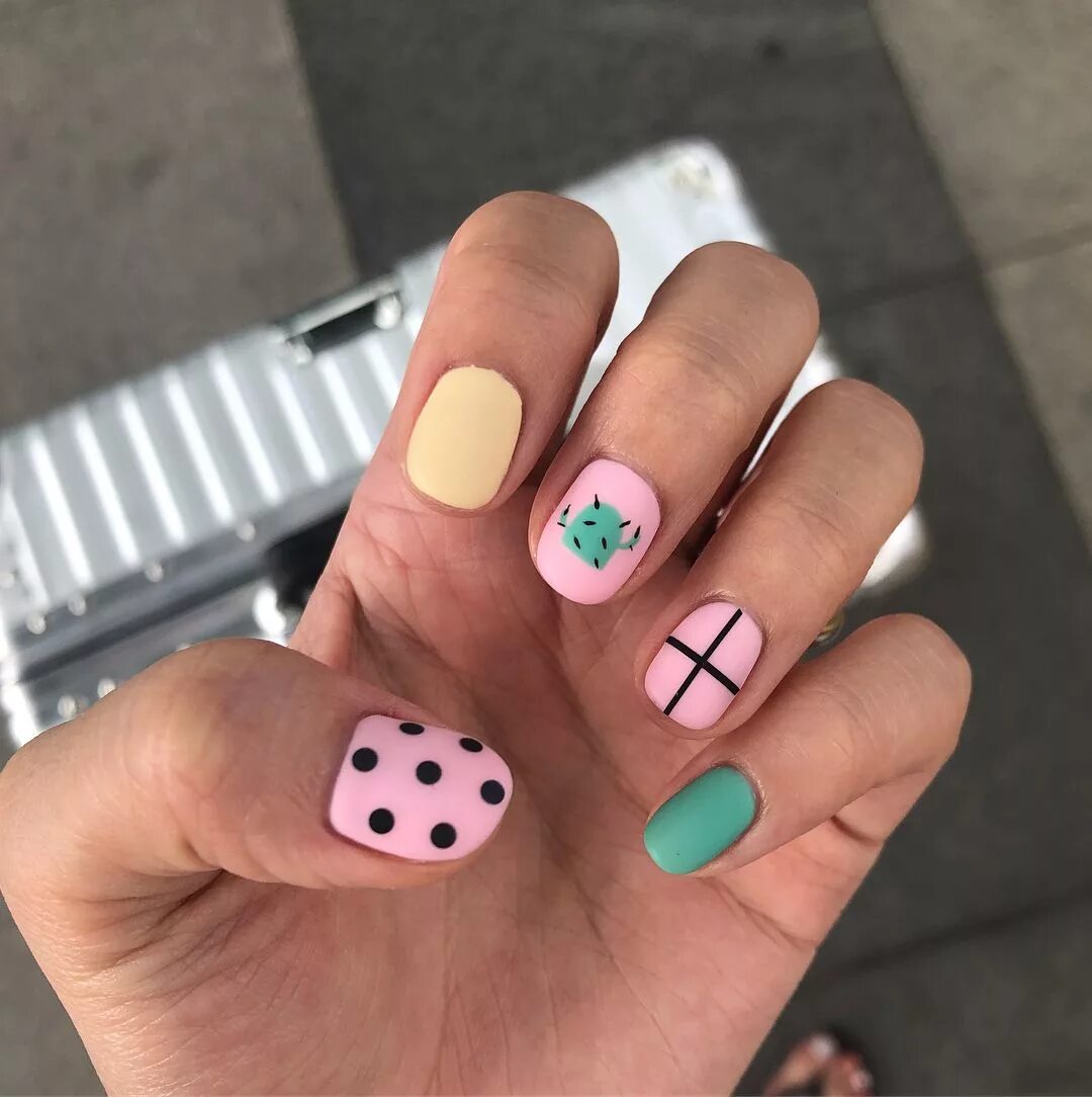S P I N A BRIDE on Instagram: "N A I L S How about this fun glitter mani for you