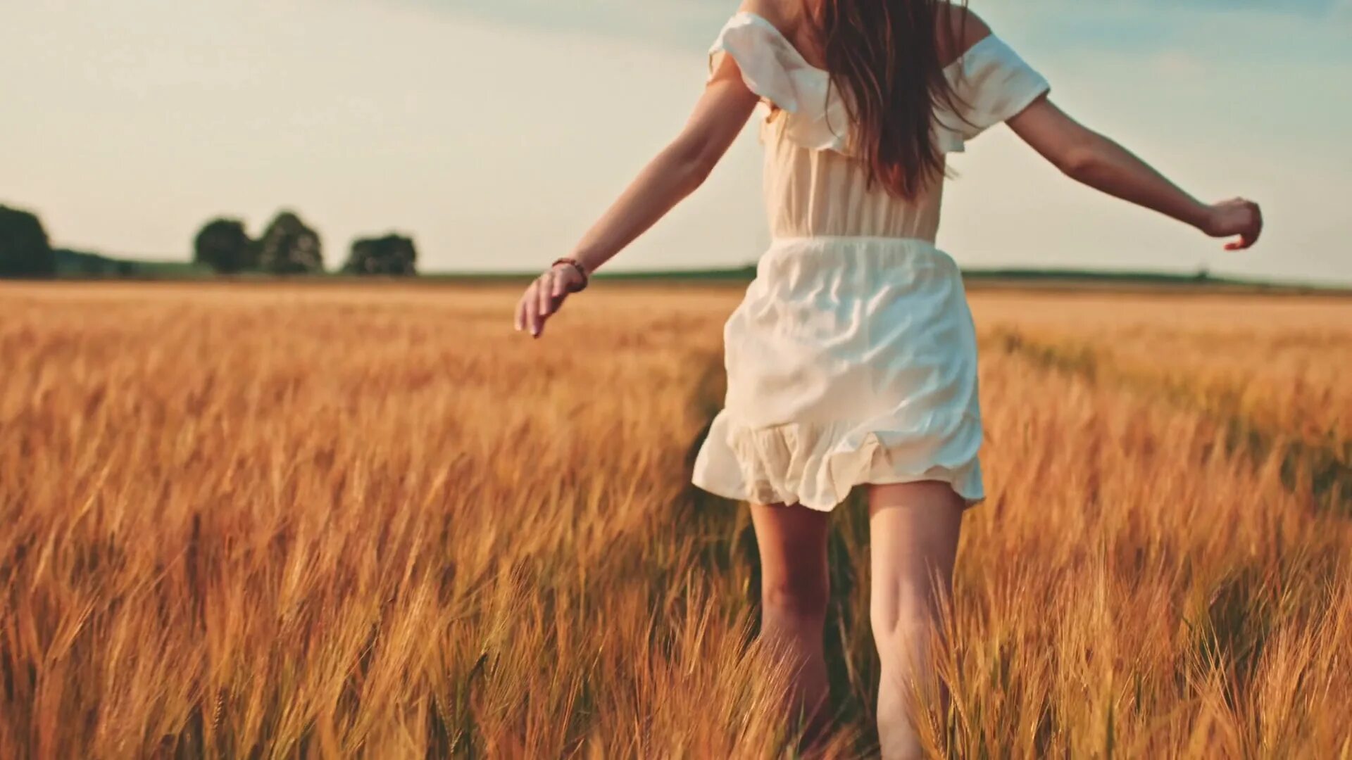 Девушка в поле. Девушка бежит в поле. Девушка бежит по полю. Девушка в платье бежит по полю.