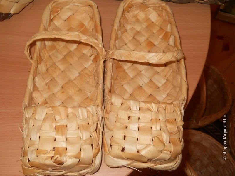 лапти вид сбоку. красные лапти. лапти каналы. японские лапти. лапти на заборе.