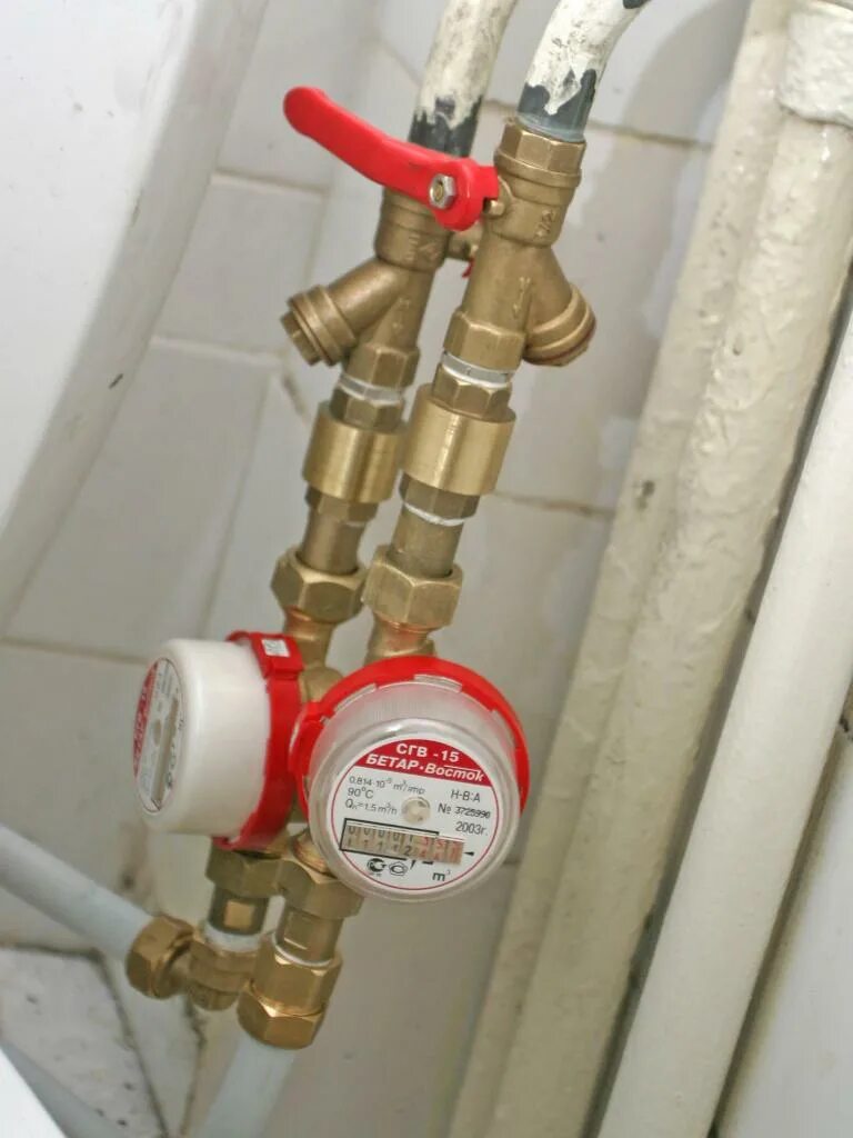 счётчики воды установленые. водяной счетчик в квартире. крепление счетчика воды. ителма счетчик обратный клапан. правильная установка счетчиков.