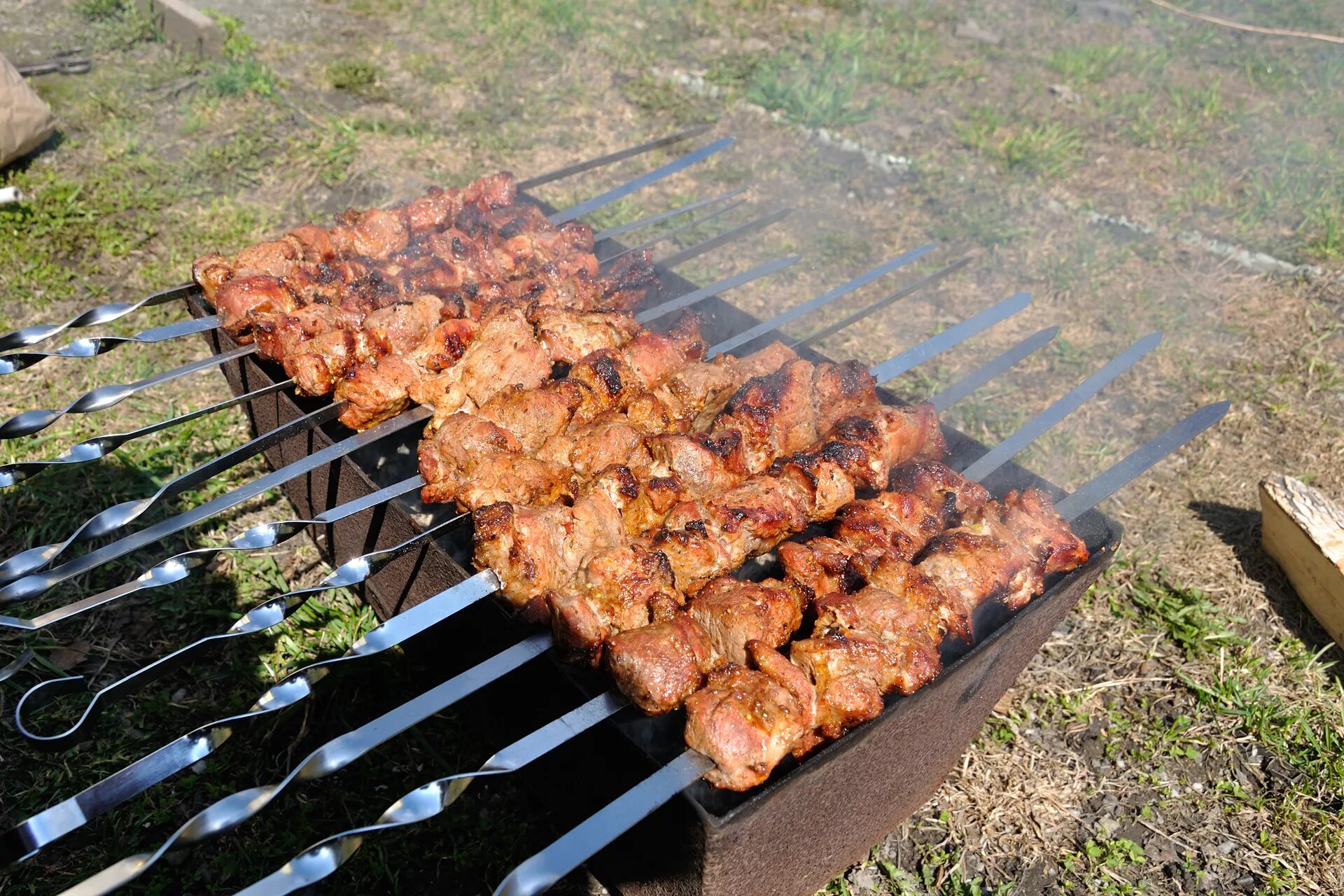 Шашлыки на природе. Готовый шашлык. Шашлык на мангале. Майские шашлыки.