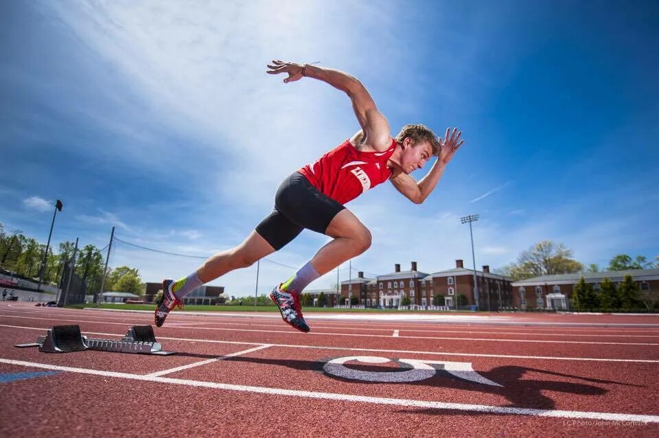 Sport start 3. Спортсмен бежит. Спортивный бег. Спорт легкая атлетика. Тренировка легкоатлетов.