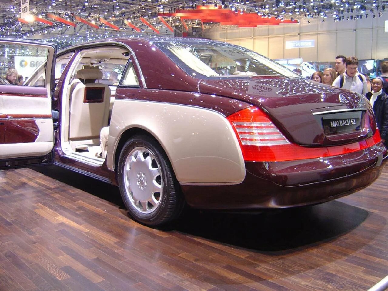 Новая машина май. Mercedes Maybach 2000. Мерседес Майбах 62. Машина Майбах Майбах Майбах Майбах. Maybach 1999.