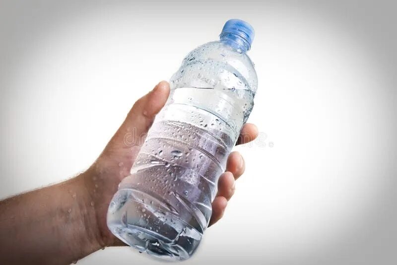 Замерзшая вода в бутылке. Бутылка в руке. Пластиковая бутылка для воды. Пластиковая бутылка в руке. Бутылка холодной воды.