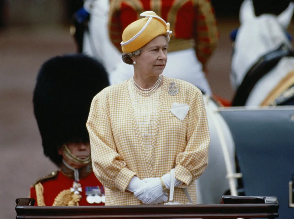 Принц англии сейчас. Бритни спирс и принц уильям. Фото елизавета 2 юбка ветер. Принц гарри фильм нетфликс. Кэтрин миддлтон 2022.